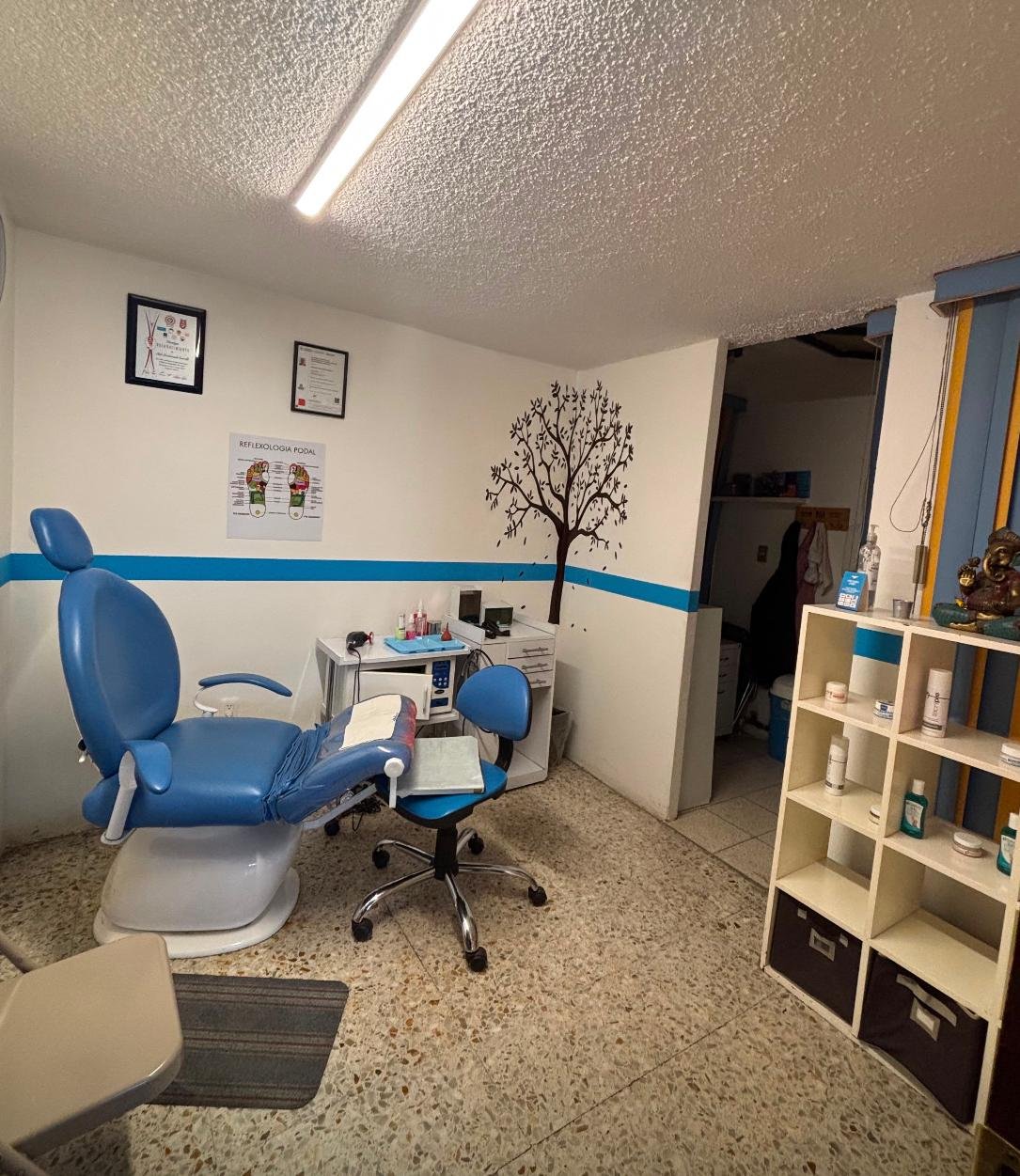 Consultorio de podología equipado