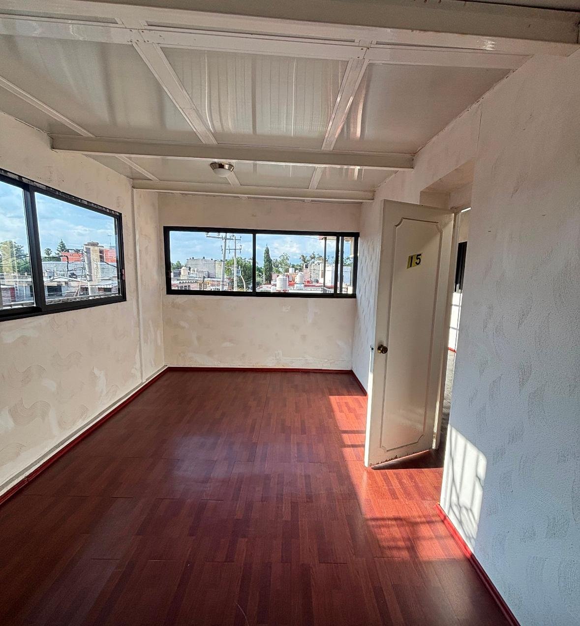 Consultorio luminoso con piso laminado y acceso independiente